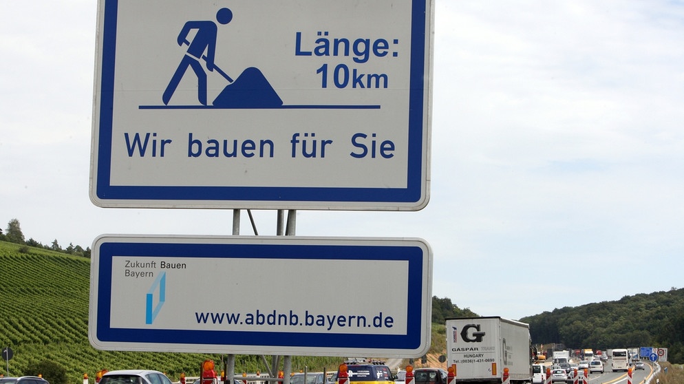 Ein Schild weist auf der Autobahn A3 zwischen Würzburg und Biebelried (Unterfranken) auf eine Baustelle von 10 Kilometern Länge hin  | Bild: picture-alliance/dpa