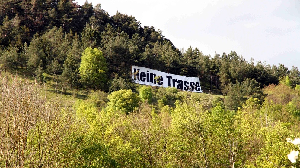 Banner "Keine Trasse" vor Bäumen | Bild: BR-Mainfranken