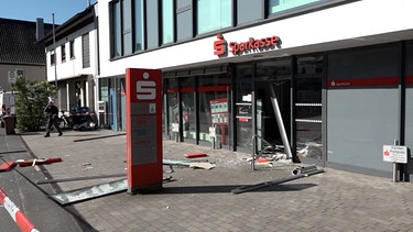 Zerstörte Glasfassade einer Bankfiliale in Lohr am Main | Bild: News5