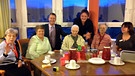 Der Initiator Eckhard Kuchenbecker mit Senioren | Bild: BR-Mainfranken / Katrin Küx