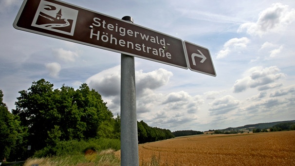 Hinweisschild auf die Steigerwald-Höhenstraße im Steigerwald bei Geiselwind | Bild: picture-alliance/dpa