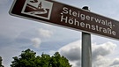 Hinweisschild auf die Steigerwald-Höhenstraße im Steigerwald bei Geiselwind | Bild: picture-alliance/dpa