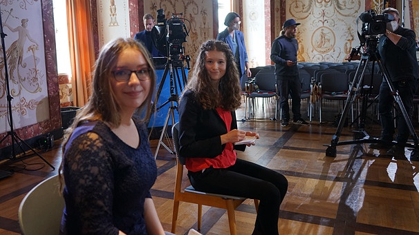Schülerinnen der St.-Ursula-Schule Würzburg haben erarbeitet, wie KI auf die Gesellschaft einwirkt - in einer Podiumsdiskussion mit Experten. | Bild: BR Fernsehen