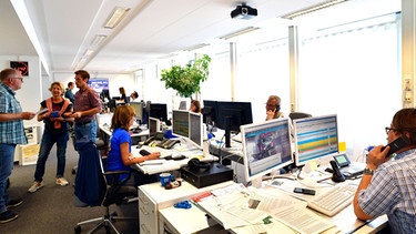 Team im Newsroom Würzburg | Bild: BR - Ansgar Nöth