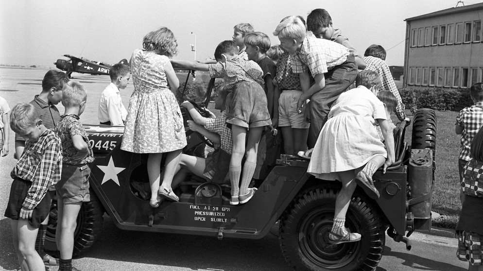 Kinder auf US-Jeep | Bild: picture-alliance/dpa