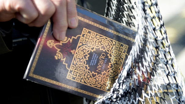 Koran in Einkaufsnetz | Bild: picture-alliance/dpa
