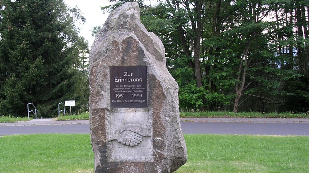 Ein Gedenkstein erinnert in der Rhön-Kaserne in Wildflecken an den Abzug der US Armee im Jahre 1994. | Bild: BR-Mainfranken/Anke Gundelach
