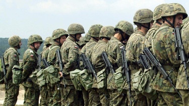 Soldaten in Nato-Tarnanzügen | Bild: picture-alliance/dpa|Jerzy Dabrowski