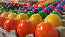 In Sommerkahl werden bis Ostern täglich 180.000 Eier bunt gefärbt. | Bild: BR-Mainfranken/Eva Herbert