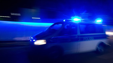 Symbolbild: Blaulicht und Polizeiwagen in der Nacht | Bild: picture alliance / dpa