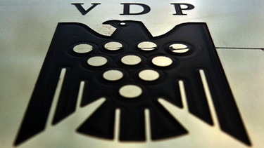 Schild des VDP, des Verbands der Prädikatsweingüter | Bild: picture-alliance/dpa