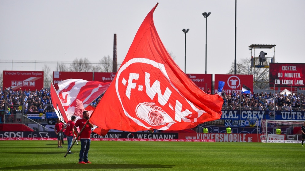 Fahnenschwenker trägt Fahne der Würzburger Kickers | Bild: picture-alliance/dpa