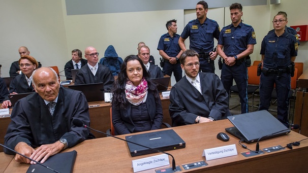 Die Angeklagte Beate Zschäpe sitzt im Gerichtssaal im Oberlandesgericht zwischen ihren Anwälten Hermann Borchert (l) und Mathias Grasel (r). | Bild: dpa-Bildfunk/Peter Kneffel