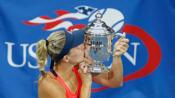 Kerber küsst den Pokal für die US-Open | Bild: picture-alliance/dpa