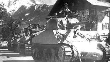 Amerikanische Soldaten der 3. US-Armee rücken im Mai 1945 mit ihren Panzern in Garmisch ein | Bild: picture-alliance/dpa