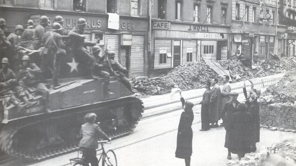 Münchner winken den GIs auf einem Panzer zu | Bild: picture-alliance/dpa