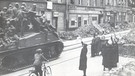 Münchner winken den GIs auf einem Panzer zu | Bild: picture-alliance/dpa