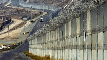 Grenzbefestigung zwischen USA und Mexiko | Bild: picture-alliance/dpa