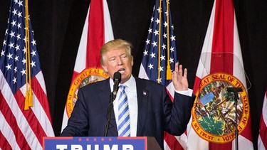 Trump bei einer Wahlveranstaltung in Florida | Bild: picture-alliance/dpa/Loren Elliott