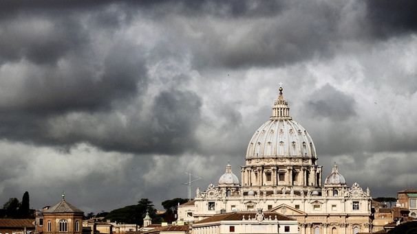 Gewitterwolken ziehen über den Petersdom | Bild: picture-alliance/dpa