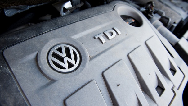 Ein Volkswagen Touran mit einem vom Abgas-Skandal betroffenen 2.0l TDI Dieselmotor vom Typ EA189 | Bild: picture-alliance/dpa