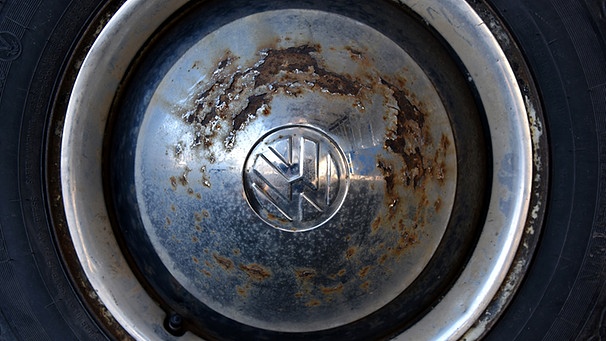 Eine verrostete VW-Käfer-Radkappe  | Bild: picture-alliance/dpa