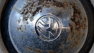 Eine verrostete VW-Käfer-Radkappe  | Bild: picture-alliance/dpa