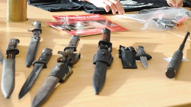 2009: Göttinger Polizei präsentiert bei Neonazis gefundene Waffen | Bild: picture-alliance/dpa