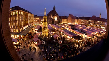 Christkindlesmarkt in Nürnberg | Bild: picture-alliance/dpa/Daniel Karmann