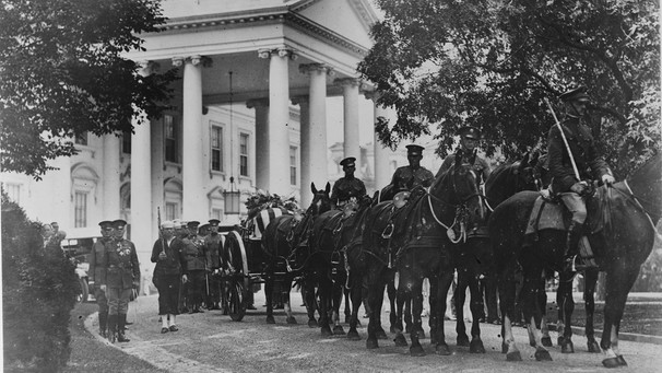 Pferdekutsche vor dem Weißen Haus in Washington | Bild: picture-alliance/dpa