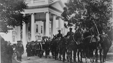 Pferdekutsche vor dem Weißen Haus in Washington | Bild: picture-alliance/dpa