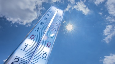 Thermometer ragt in blauem Himmel mit Sonnenschein, Foto: Karl Holzhauser, (c)MEV_Aktuelles-Fotoarchiv-126 | Bild: MEV/Karl Holzhauser