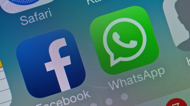 App-Symbole von Facebook und Whatsapp auf einem Smartphone-Display | Bild: picture-alliance/dpa