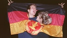 Ein jubelnden Paar am 03.10.1990 in Berlin am Tag der Deutschen Einheit | Bild: picture-alliance/dpa