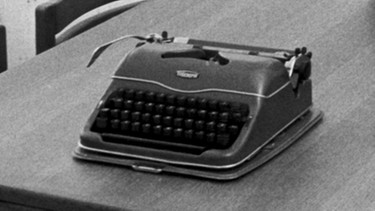 Wolfgang Koeppen und eine Schreibmaschine (Aufnahme von 1975) | Bild: picture-alliance/dpa