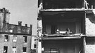 1945: Ein Wohnzimmer als Balkon | Bild: HDBG