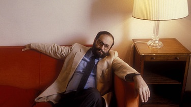 Umberto Eco im Jahr 1980 in seinem Wohnzimmer | Bild: imago 