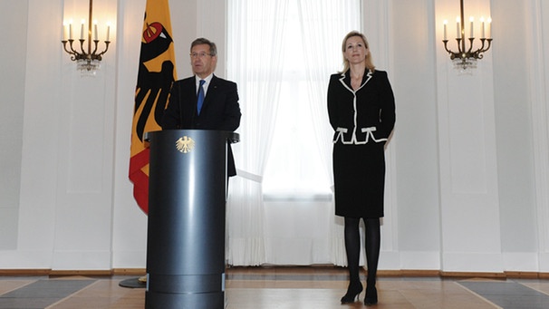 Bundespräsident Christian Wulff erklärt am 17.02.2012 neben seiner Frau Bettina im Schloss Bellevue seinen Rücktritt.  | Bild: picture-alliance/dpa