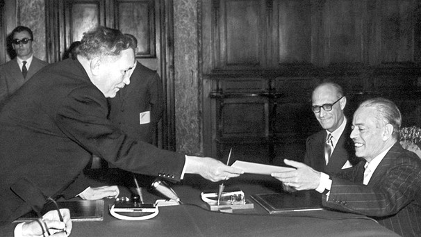 Der deutsche Wirtschaftsminister Anton Storch (l) und der italienische Außenminister Gaetano Martino (r) nach der Unterzeichnung des Abkommens über die Vermittlung italienischer Arbeitskräfte in die Bundesrepublik Deutschland am 21.12.1955 | Bild: picture-alliance/dpa