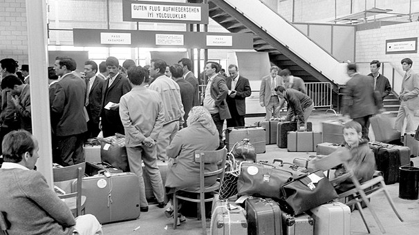 Türken warten am Düsseldorfer Flughafen auf ihren Abflug in die Heimat | Bild: picture-alliance/dpa