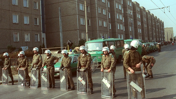 Polizeikräfte blockieren am 23.09.1991 Straßen in Hoyerswerda, um eine Eskalation der Gewalt gegen Ausländer zu verhindern | Bild: picture-alliance/dpa
