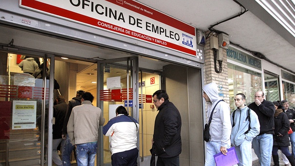 Arbeitslose stehen in Madrid in einer langen Schlange vor einem Jobcenter an | Bild: picture-alliance/dpa