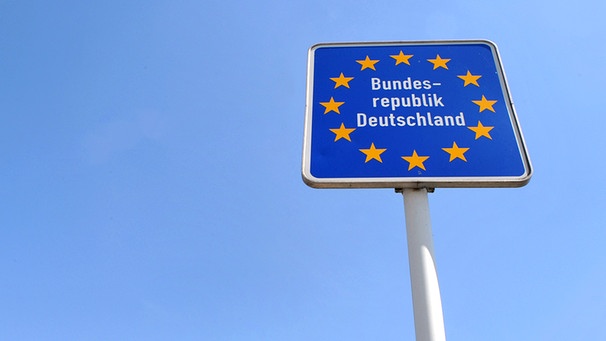 Europaschild "Bundesrepublik Deutschland" vor blauem Himmel | Bild: picture-alliance/dpa/Romain Fellens