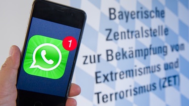 Ein Mobiltelefon mit dem Logo des Messenger-Dienstes "WhatsApp", aufgenommen am 30.06.2017 in München (Bayern) nach einer Pressekonferenz anlässlich der Zwischenbilanz der Zentralstelle zur Bekämpfung von Extremismus und Terrorismus. Die landeseigene Zentralstelle hat am 1. Januar 2017 ihre Arbeit aufgenommen.  | Bild: pa/dpa/Peter Kneffel