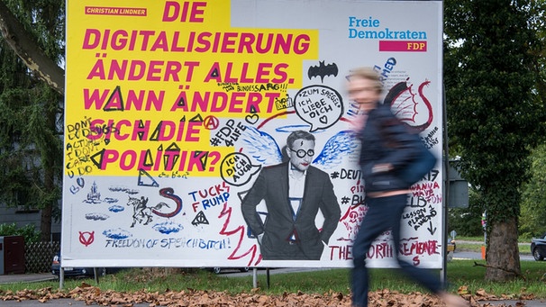 Beschmiertes Wahlplakat der FDP im Bundestagswahlkampf 2017 | Bild: pa/dpa/Sebastian Gollnow