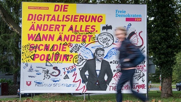 Beschmiertes Wahlplakat der FDP im Bundestagswahlkampf 2017 | Bild: pa/dpa/Sebastian Gollnow