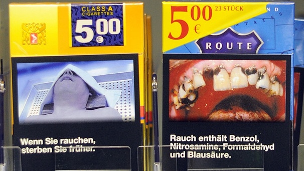 Eine Zigarettenschachtel der Marke L&M aus Thailand, aufgenommen am 06.03.2015 in Berlin. Das Foto, auf dem eine menschliche Lunge abgebildet ist, soll den Raucher vom Rauchen abschrecken. Foto: Lukas Schulze/dpa (zu dpa "Schockbilder auf Packung:  | Bild: dpa-Bildfunk