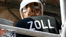  Zollbeamte überprüfen Bauarbeiter während einer Razzia auf der Baustelle (Symbolbild). | Bild: picture-alliance/dpa/Holger Hollemann
