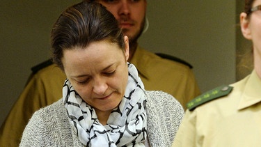 Angeklagte Zschäpe betritt den Gerichtssaal | Bild: picture-alliance/dpa