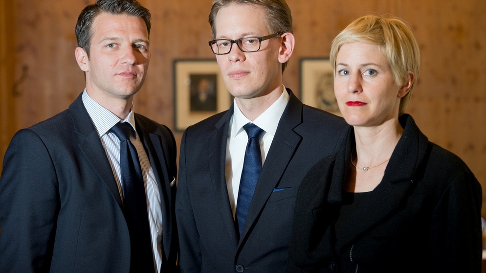 Die Rechtsanwälte Wolfgang Stahl (l-r), Wolfgang Heer und Anja Sturm, stehen am 08.04.2013 in München. | Bild: picture-alliance/dpa